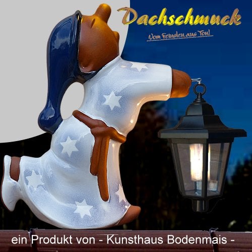 Dachschmuck aus Ton in Form einer Figur mit Nachthemd, Schlafmütze und Laterne.