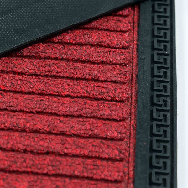 Detailaufnahme einer Fußmatte mit Rippenstruktur und Zierrand