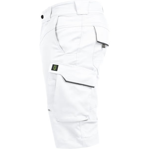 Weiße Arbeitsshorts mit mehreren Taschen, Seitenansicht.