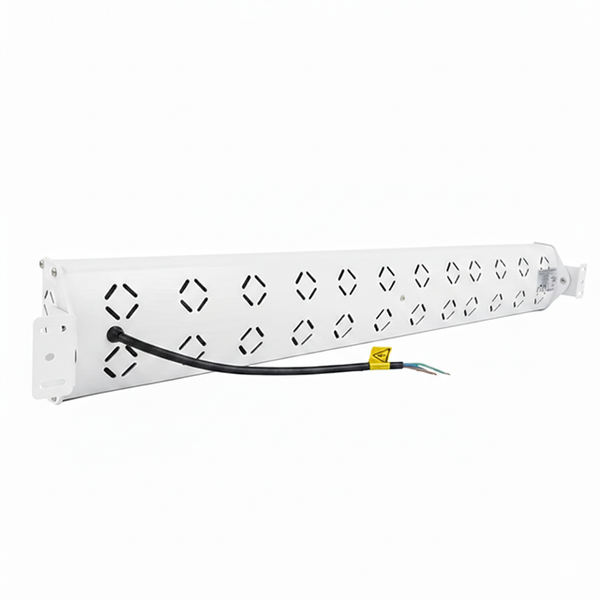 Weißer Infrarot-Heizstrahler mit Montagehalterungen, Lüftungsschlitzen und Stromkabel mit offenen Aderenden.