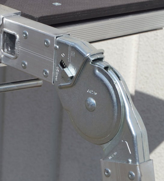 Detailansicht eines Aluminium Gelenkmechanismus an einer Mehrzweckleiter mit Verschlusssystem.