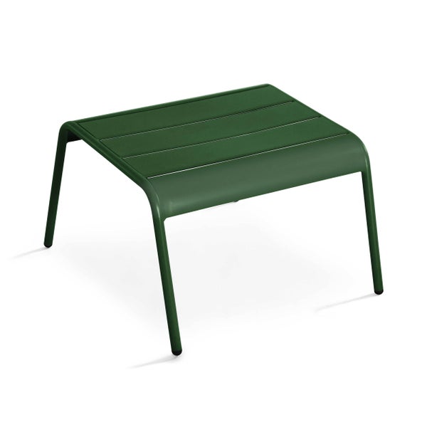 Grüner Gartenbeistelltisch aus Metall mit Lamellenoberfläche und gebogenen Beinen.