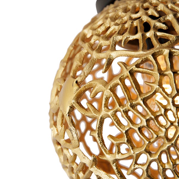 Nahaufnahme einer kugelförmigen Deckenleuchte mit filigranem, organisch anmutendem Muster