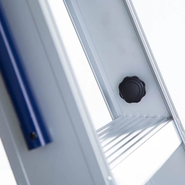 Detailansicht einer Aluminiumleiter mit schwarzem Drehknopf zur Höhenverstellung.