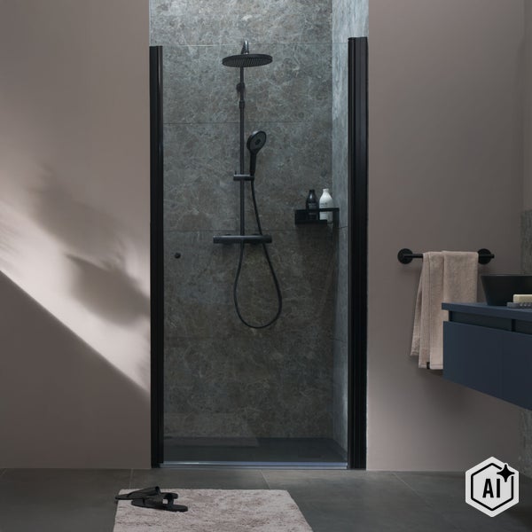 Moderne Duschnische mit rahmenloser Glastür und schwarzem Duschsystem in einem Badezimmer mit grauen Fliesen und dunklem Waschbecken.