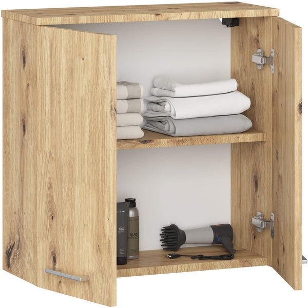 Offener Hängeschrank mit Handtüchern, Haartrockner und Haarstylingprodukten