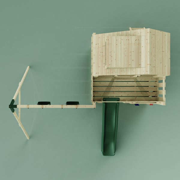 Spielturm aus Holz mit Rutsche und Kletterwand von oben