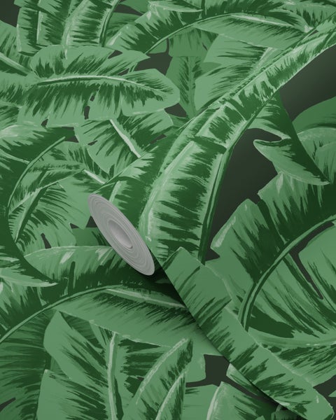 Tapete mit Bananenblattmuster und Tapetenrolle