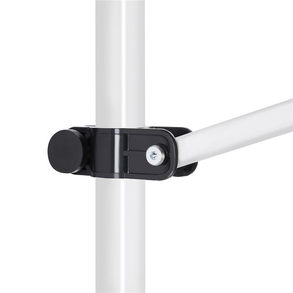 Detailaufnahme einer Halterung mit Schraube und Drehknopf an einem Rohr