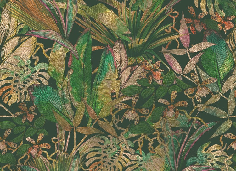Grüne Tapete mit tropischem Blattmuster und Orchideenblüten, mit metallischen Effekten und strukturierter Oberfläche.