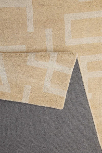Hochflor-Teppich in Beige mit geometrischem Muster und grauer Rückseite.