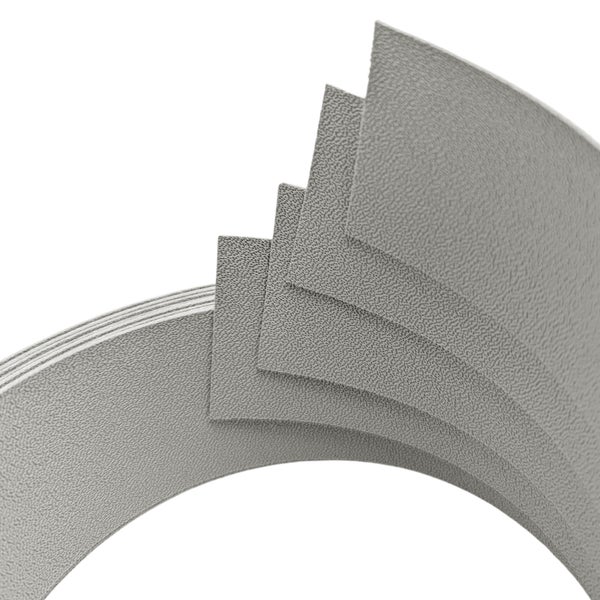 Mehrere graue Dekorplatten gestapelt