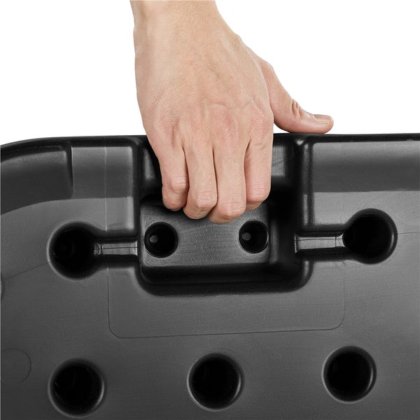 Hand am integrierten Tragegriff eines schwarzen Kunststofffußes mit runden Öffnungen.