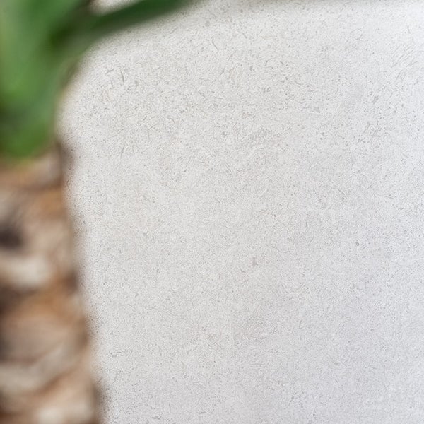 Fliese mit Natursteinoptik in feiner Körnung, geeignet für Wand und Boden im Innenbereich