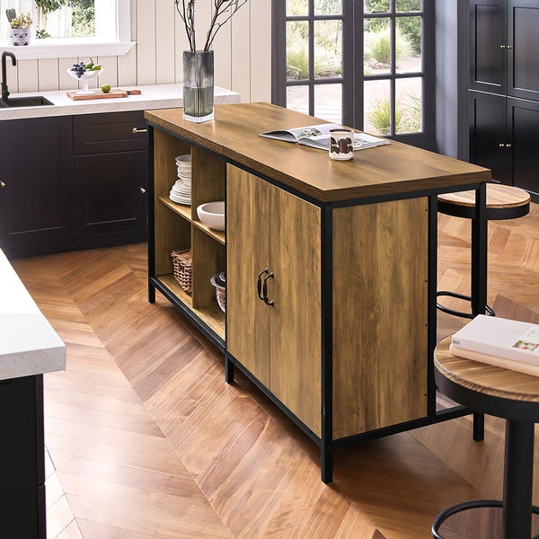 Kücheninsel mit Stauraum und Sitzgelegenheiten in einer hellen Küche.