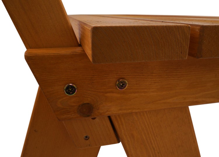 Detailansicht einer Gartenbank aus Holz mit Schrauben