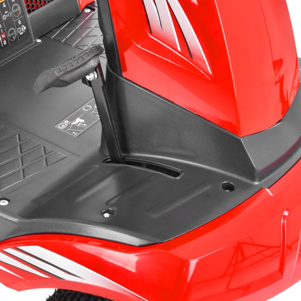 Detailansicht eines Rasentraktors mit Bedienelementen