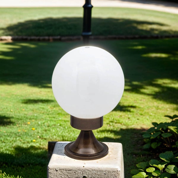 Gartenleuchte mit kugelförmigem Lampenschirm auf einem Sockel