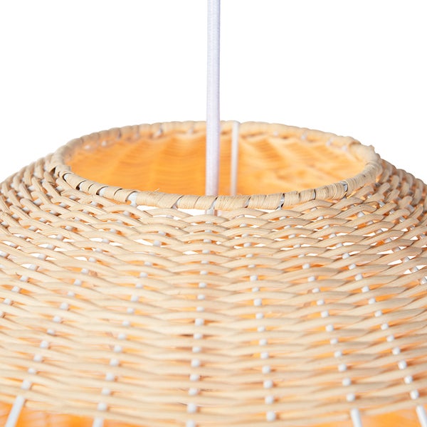 Nahaufnahme einer Pendelleuchte aus Rattan