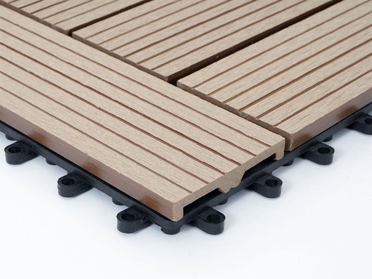 WPC-Klickfliese für die Terrasse mit geriffelter Oberfläche und Kunststoff-Klicksystem.