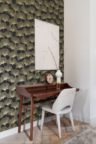 Szene mit Schreibtisch, Stuhl und Wandtapete mit Ginkgo-Muster