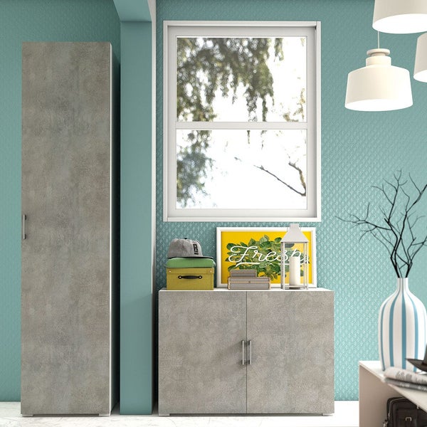 Wohnzimmer mit Hochschrank, Unterschrank und Fenster