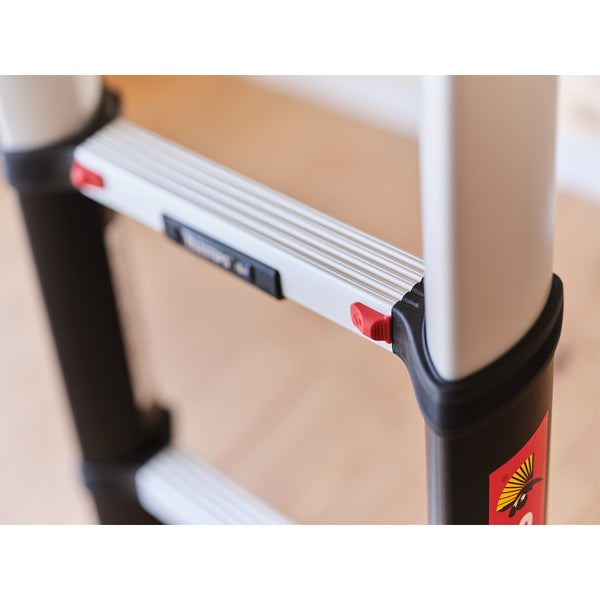 Detailansicht einer Teleskopleiter mit roter Entriegelungstaste