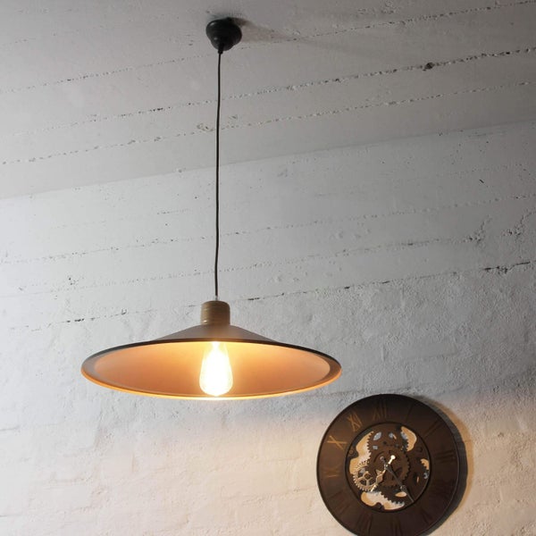 Hängelampe mit Leuchtmittel und Wanduhr