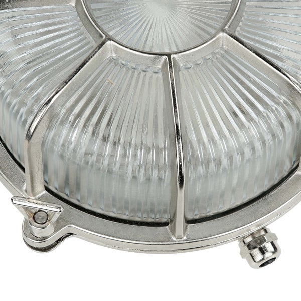 Detailansicht einer runden Wandleuchte mit geriffeltem Glas