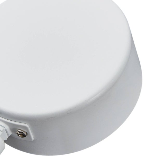 Detailansicht einer runden, weißen Deckenleuchte