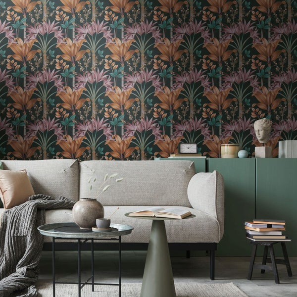 Kommode mit sechs Schubladen, Dekoration und Lampe