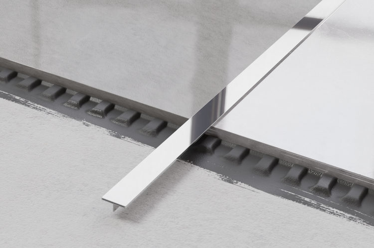 Edelstahl Übergangsprofil zwischen zwei Fliesen