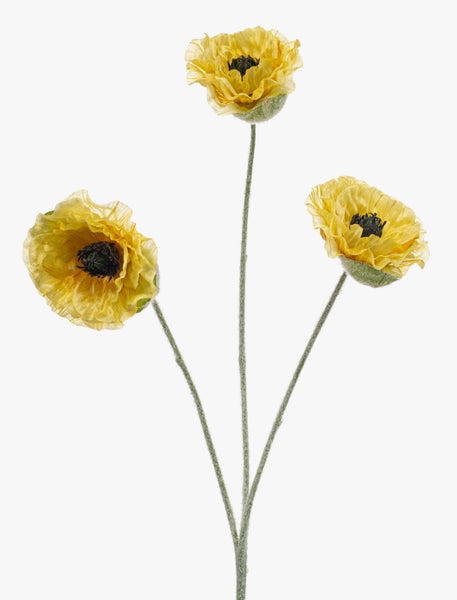 Künstliche Mohnblume mit gelben Stoffblütenblättern und dunkler Mitte.