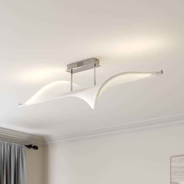 Moderne LED-Deckenleuchte in Wellenform mit Metallhalterung im Innenraum.