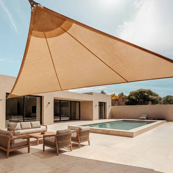Großes, dreieckiges Sonnensegel über einer modernen Terrasse mit Pool und Loungemöbeln.
