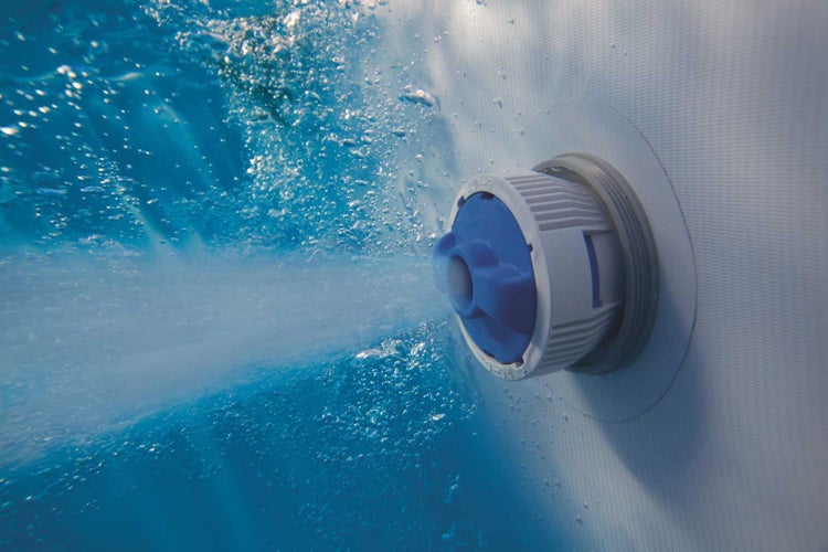 Pool-Einlaufdüse unter Wasser mit Wasserstrahl