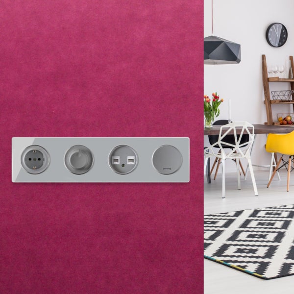 Mehrfachsteckdosenkombination mit Schutzkontaktsteckdose, Drehdimmer, Datendose und Blindabdeckung in einem modernen Esszimmer montiert.