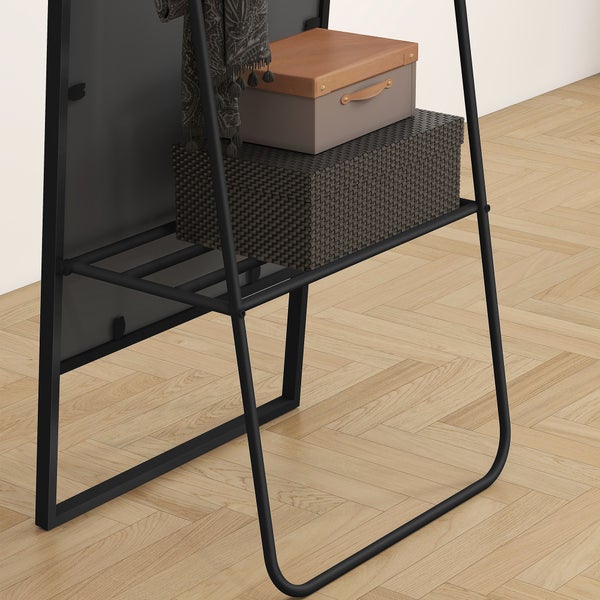 Detailansicht einer Garderobe mit Ablagefächern und Aufbewahrungsboxen