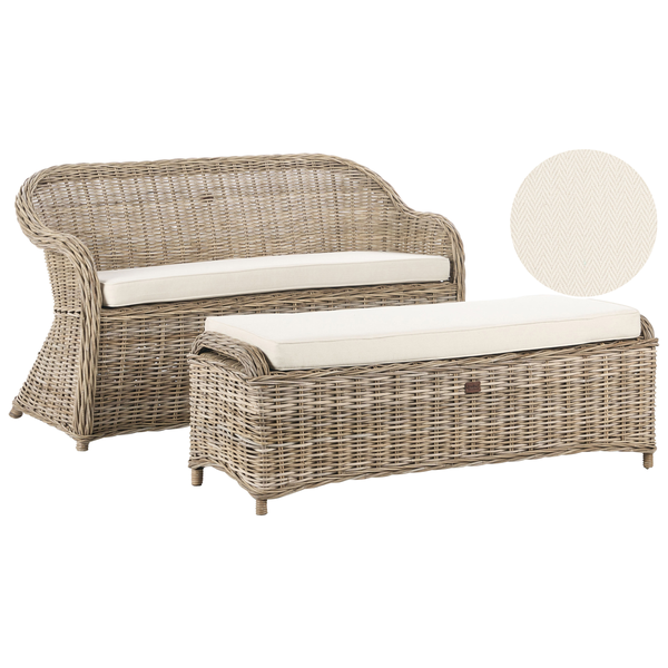 Zweiteiliges Gartenmöbel-Set aus Polyrattan-Geflecht bestehend aus einem Sofa und einem Hocker inklusive hellen Sitzkissen.