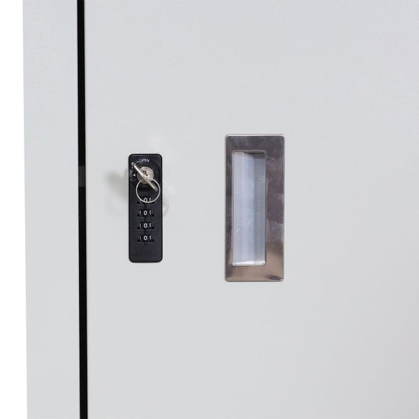 Detailansicht einer grauen Metallschranktür mit vierstelligem Zahlenschloss, eingestecktem Schlüssel und einer Griffmulde.