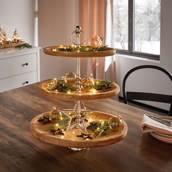 Dekoratives dreistöckiges Holztablett mit Weihnachtsschmuck, Lichterkette und Stern