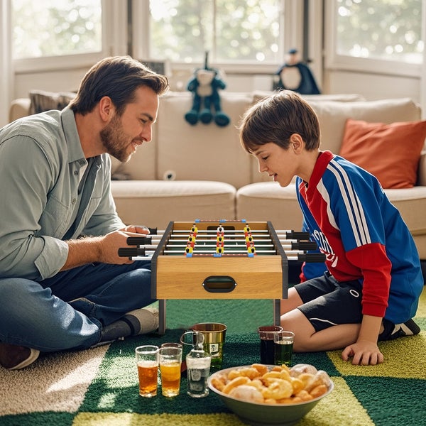 Ein Mann und ein Kind spielen mit einem Tischkicker aus Holz auf einem Teppich in einem hellen Wohnzimmer.