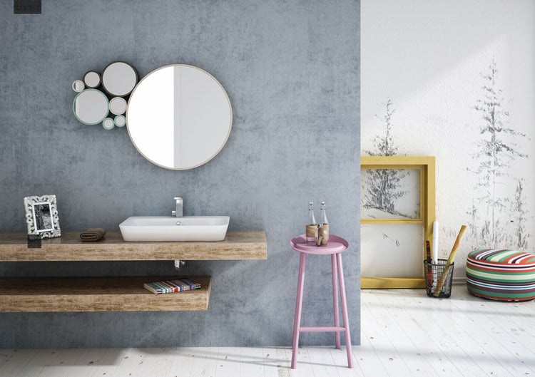 Badezimmer mit Waschbecken, Spiegeln, Hocker und Dekoration