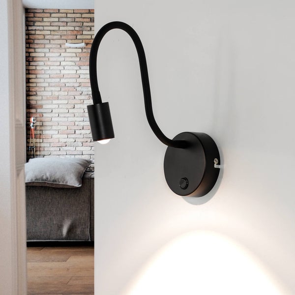 Schwarze Wandleuchte mit flexiblem Arm zur individuellen Ausrichtung des Lichts.