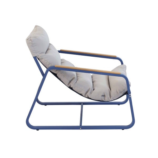 Moderner Garten-Loungesessel mit blauem Metallgestell, hölzernen Armlehnen und großem grauen Sitzkissen.