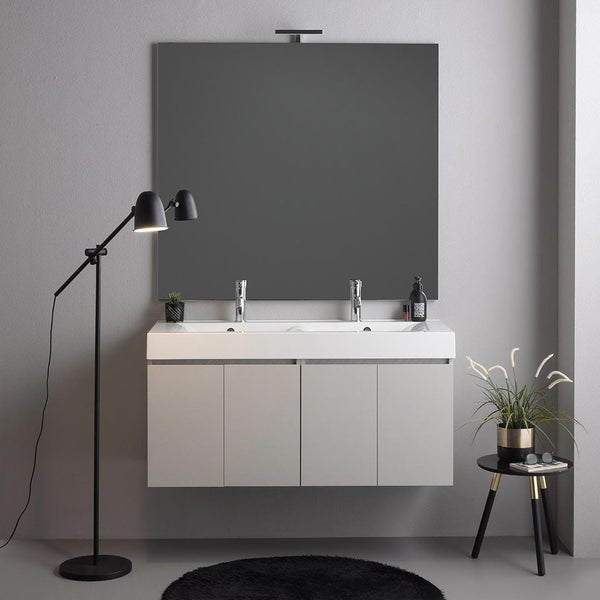 Ein moderner Doppelwaschtisch mit weißem Becken, grauem Unterschrank und großem Wandspiegel mit Leuchte in einem elegant eingerichteten Badezimmer.