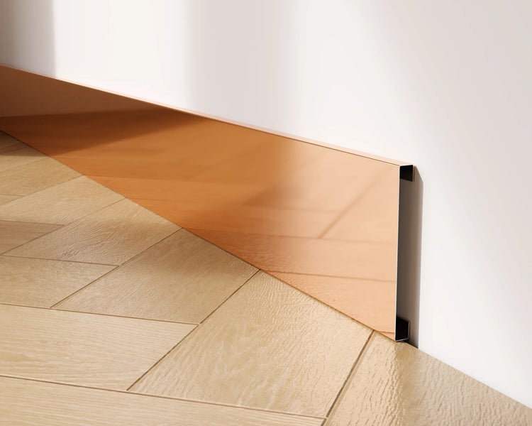 Sockelleiste aus Metall im Raum mit Holzboden
