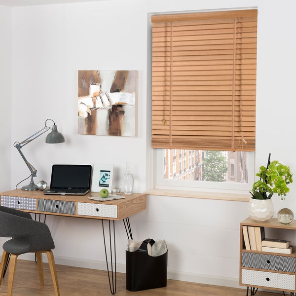 Arbeitszimmer mit Schreibtisch, Stuhl und Holzjalousie am Fenster