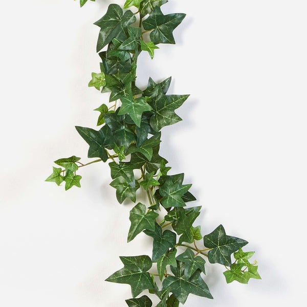 Künstlicher Ginkgo mit fächerförmigen grünen Blättern und naturgetreuen braunen Zweigen.