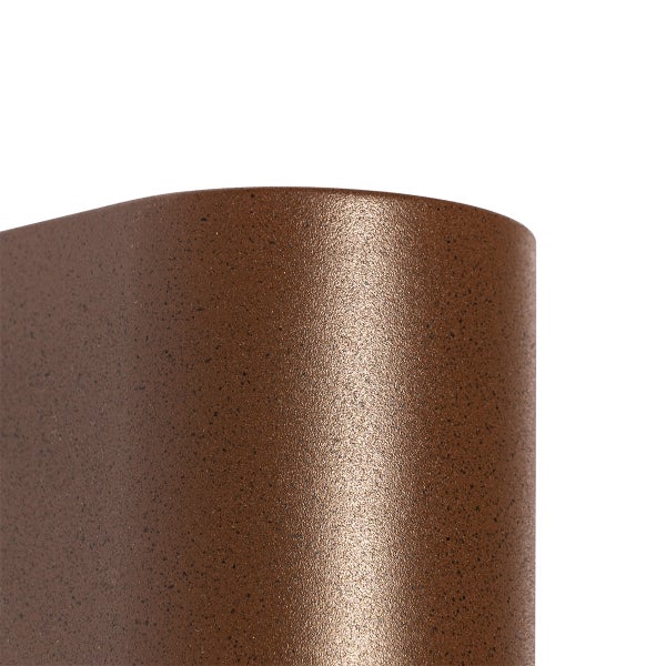 Detailansicht einer strukturierten Metalloberfläche in Bronzeoptik mit körniger Beschichtung.
